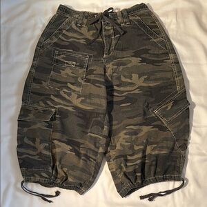 Women’s camo capris